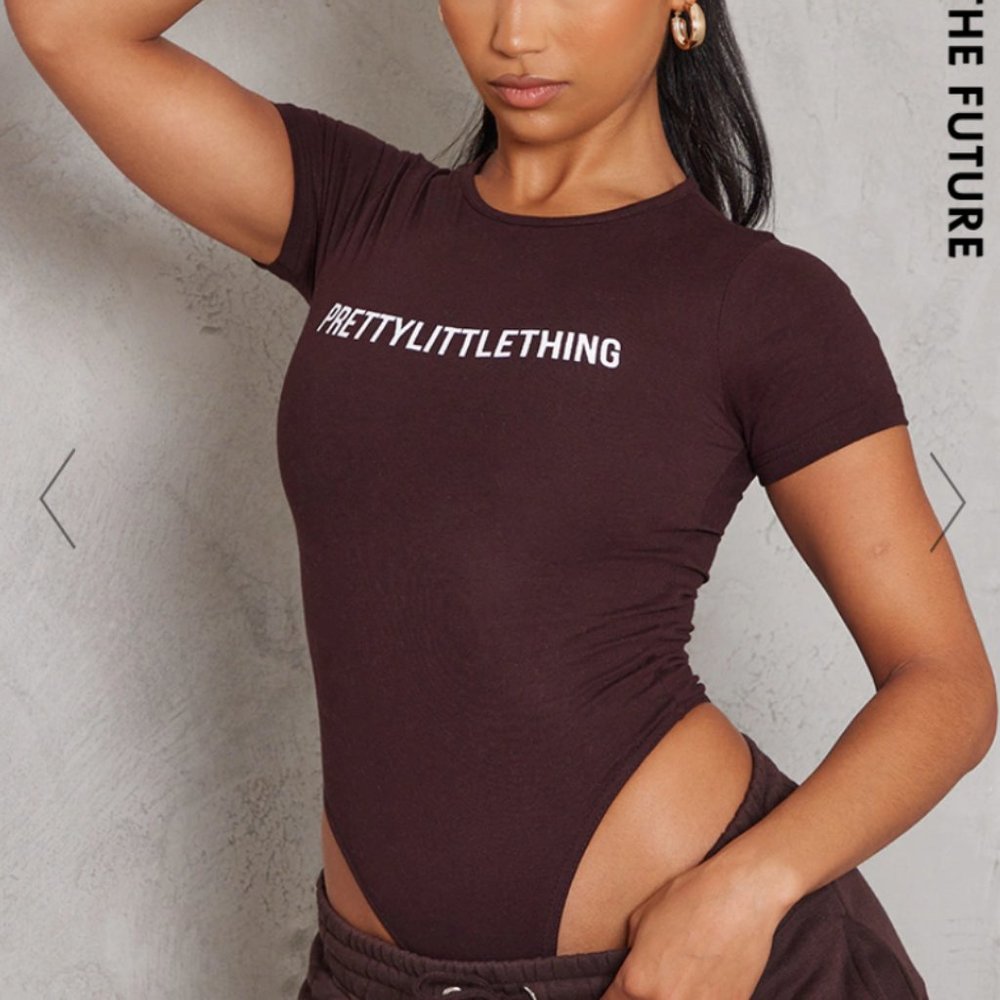 PRETTYLITTLETHING LOGO CHOCOLATE BROWN SHORT SLEEVE BODYSUIT